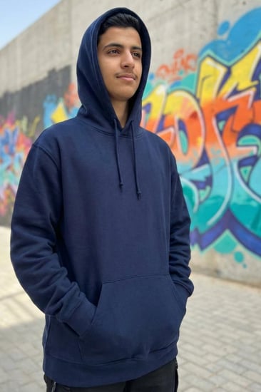 رجل يرتدي بلوفر كحلي فاخر في إطلالة عصرية