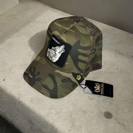 كاب بطبعة WOLF في المنتصف