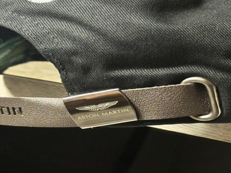 كاب  استون مارتن اسود