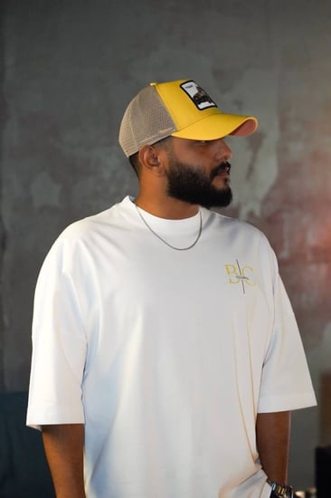 كاب اصفر وبيج بطبعة جلد في المنتصف