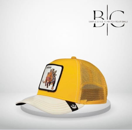 كاب اصفر وابيض بطبعة في المنتصف