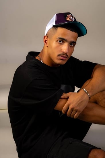 كاب عودي وابيض بطبعة في المنتصف