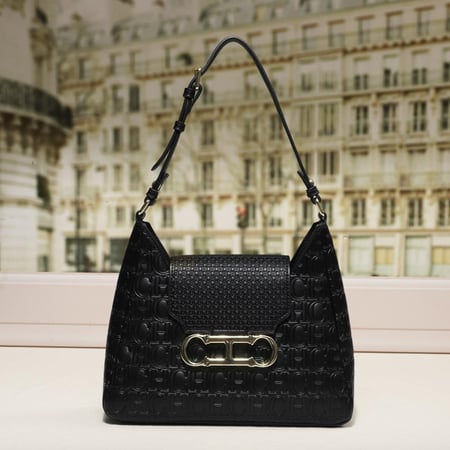 شنطة  كارولينا هيريرا الأكثر طلباً