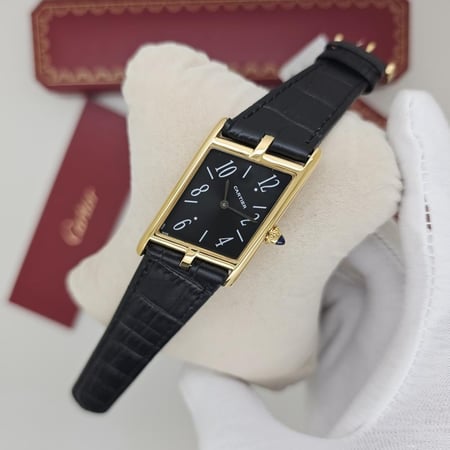 ساعة كارتير تانك آسيميتريك الحصرية