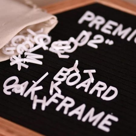 لوحة مع حروف