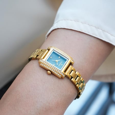 ساعة نسائية بسير ستيل باللون الذهبي