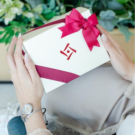 ساعة نسائية لون ذهبي بميناء أخضر لامع