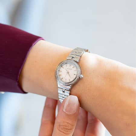 ساعة نسائية بسير ستيل بلون فضي