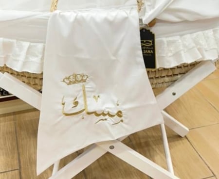 رميه سرير الطفل تطريز بالاسم