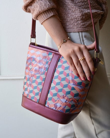 شنطة نسائية عملية باللون العودي