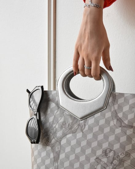 شنطة نسائية عصرية بلون رمادي