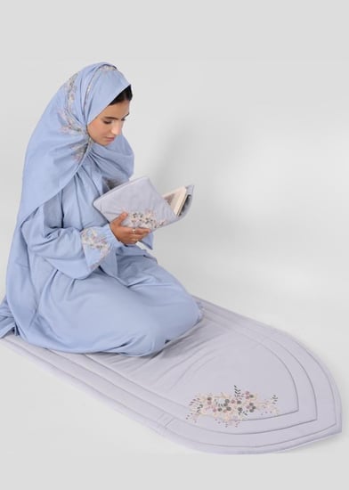 طقم صلاة نسائي 3 قطع بنقش مشجر