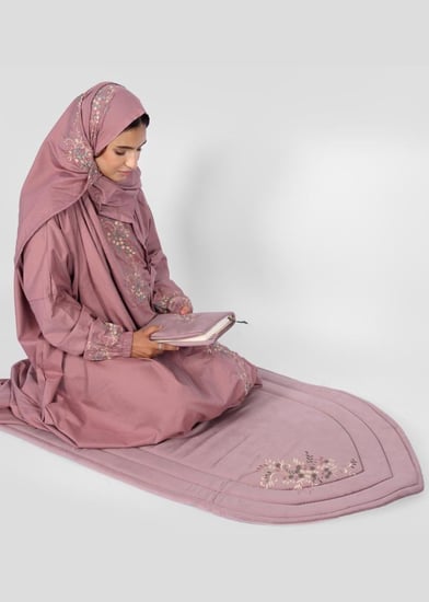 طقم صلاة نسائي 3 قطع بنقش مشجر