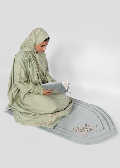 طقم صلاة نسائي 3 قطع بنقش مشجر