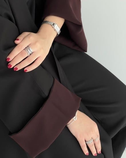 عبايه ملونه بتفاصيل تجمع بين الكلاسيكية والعصرية