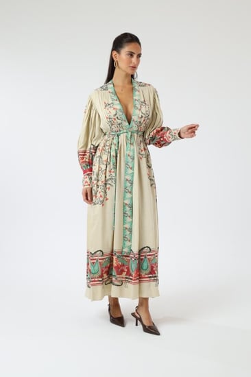 فستان طويل بلون عاجي