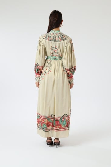 فستان طويل بلون عاجي