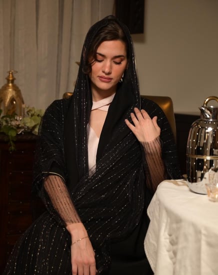 عباية اسود مشلح تل اسود مطرز بالذهبي