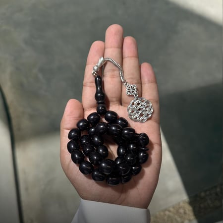 سبحة لون أسود