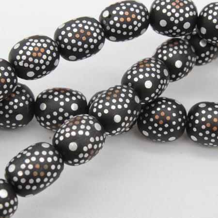 سبحة فاخرة بحجر نواة تمر مطعم معدن