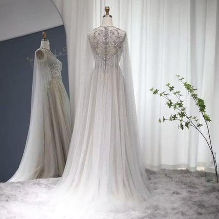 فستان من التل مع كيب خلفي طويل مطرز