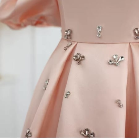 فستان ناعم من الساتان أوف شولدر