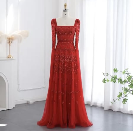 فستان سهرة مطرز بأكمام كيب