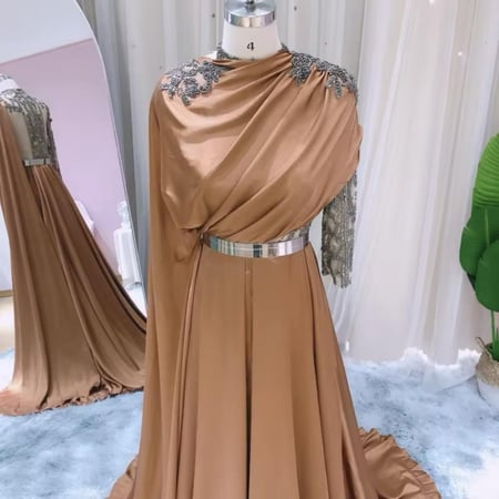 فستان ساتان مع حزام وظهر مكشوف