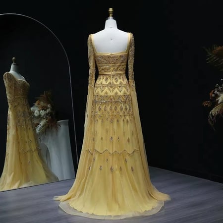 فستان سهرة مطرز بأكمام كيب