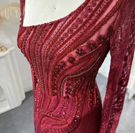 فستان ماسك بتطريز كامل مع أكمام كيب