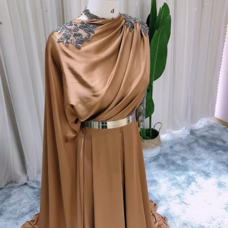 فستان ساتان مع حزام وظهر مكشوف