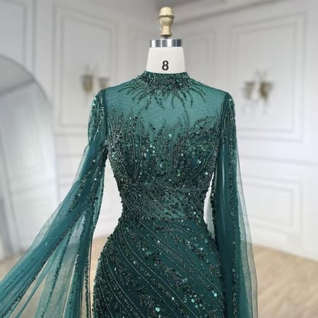 فستان فخم بتطريز كامل وأكمام كيب