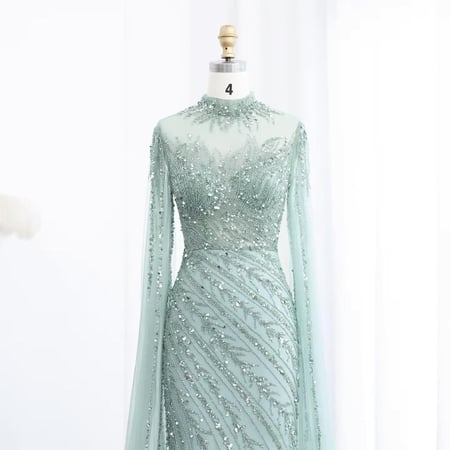 فستان فخم بتطريز كامل وأكمام كيب