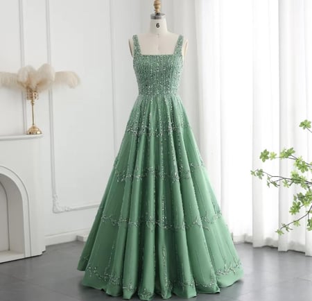 فستان تطريز كامل باللون الأخضر