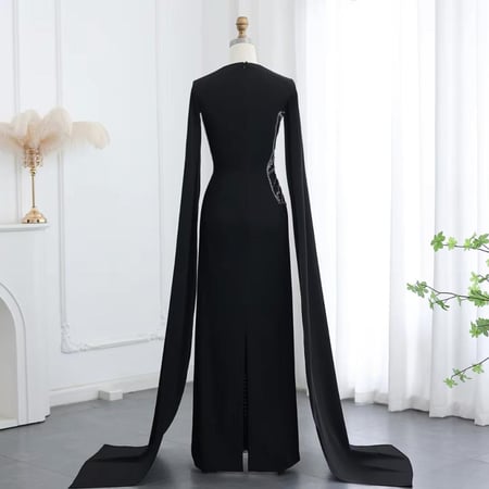 فستان أسود بتطريز فخم على شكل ورده وأكمام كيب