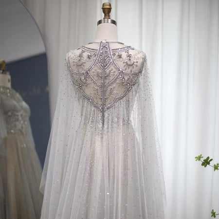 فستان من التل مع كيب خلفي طويل مطرز