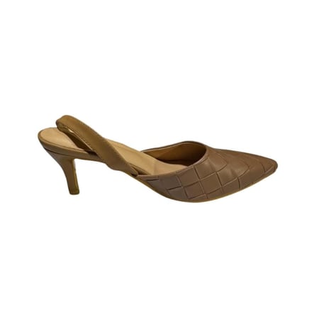 حذاء Slingback نسائي بني بكعب متوسط ونقشة مربعات محفورة من الجانب