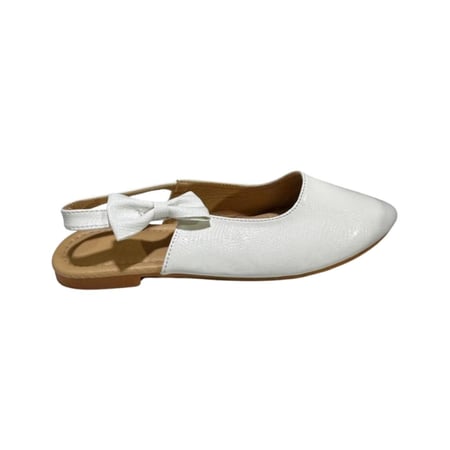 حذاء Slingback أبيض مسطح بسير خلفي مرن مستعمل بحالة ممتازة