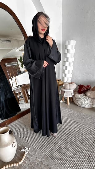 عباية جاكار علي الكم والعباية تضفي بلمسه من التميز والجمال