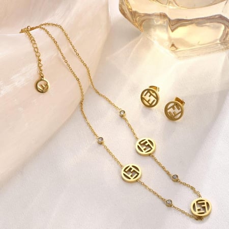 طقم فندي ذهبي شامل الملحقات