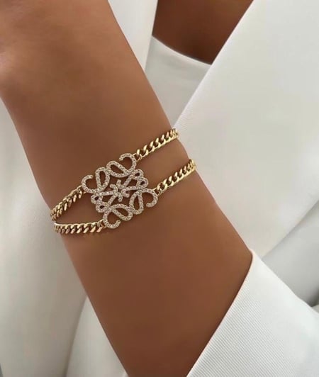 سوار مستوحى من Loewe مغطى بالزركون من جهة قابل للارتداء على الوجهين مطلي ذهب عيار ١٨.                             MB-248