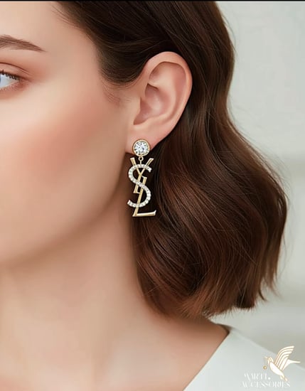 أقراط أذن بتصميم مستوحى من سان لوران مطلي ذهب لون ذهبي او فضي .                          ME-076