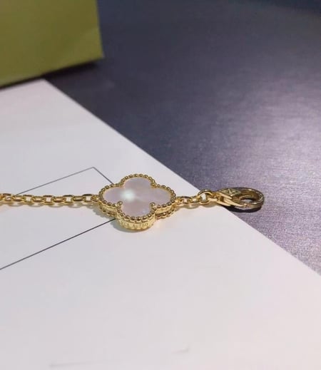 اسوارة مع خمس وردات بتصميم مستوحى من فان كليف لون أبيض صدفي مع اللوغو مطلي ذهب عيار ٢١ .                 MB-264