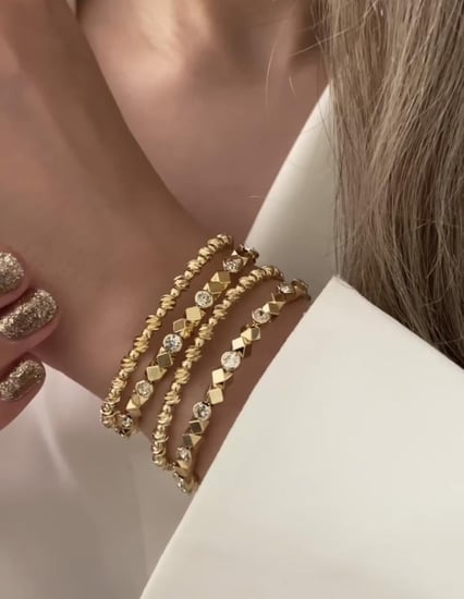 طقم اساور مرنة مفتوحة مطلية ذهب عيار ١٤ مؤلفة من أربع أساور .                         MB-292