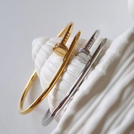 سوار بتصميم مستوحى من كارتير مسمار رفيع مع فصوص مع لوغو مطلي ذهب عيار ١٨.                   MB-233