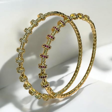 سوار صلب بتصميم مميز مزين باحجار الزركون الملونة مطلية ذهب عيار ١٨.                 MB-287