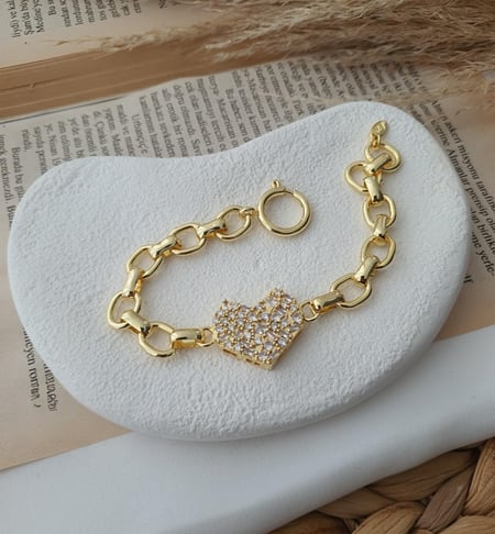 سوار قلب هندسي مطلي ذهب عيار ١٤ مرصعة بزركون فاخر .                       MB-297