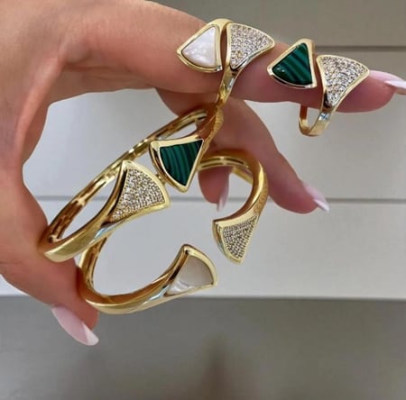 طقم أسوارة مع خاتم بتصميم مستوحى من بولغاري الملكي مطلي ذهب .                      MB-337
