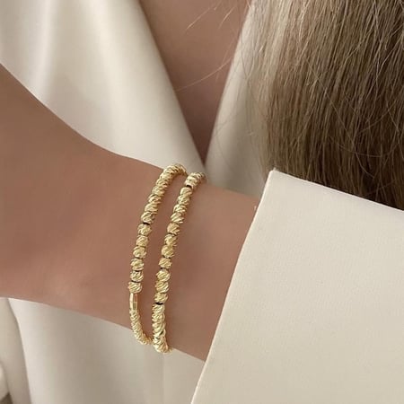 سوار مرن من الكرات الذهبية مطلي ذهب.                    MB-199