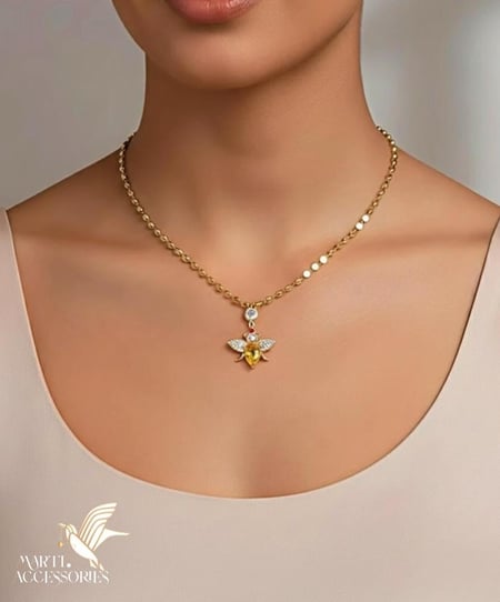 سلسال مع تعليقة بشكل نحلة مطلي ذهب.                  MN-104